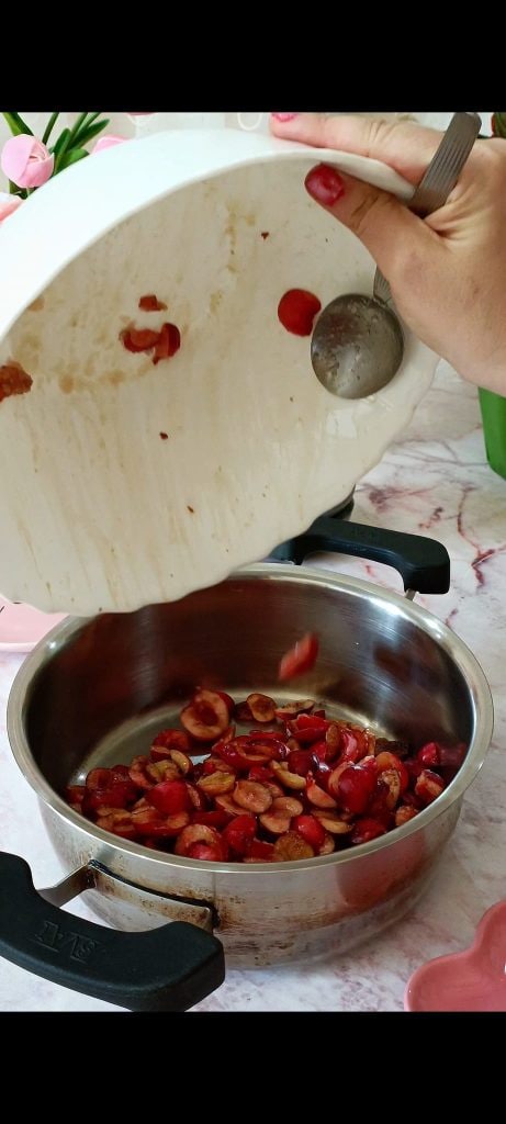 Wir geben sie in einen kleinen Topf und kochen