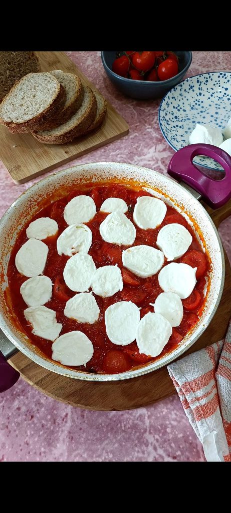 Geben Sie sie in die Tomatensoße