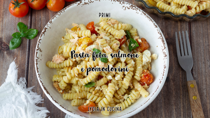 Pasta mit Feta, Lachs und Kirschtomaten