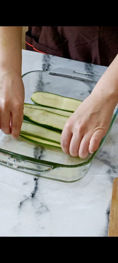 Wir machen eine erste Schicht Zucchini