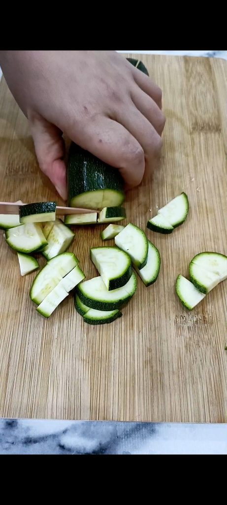 Wir schneiden die Zucchini in Scheiben