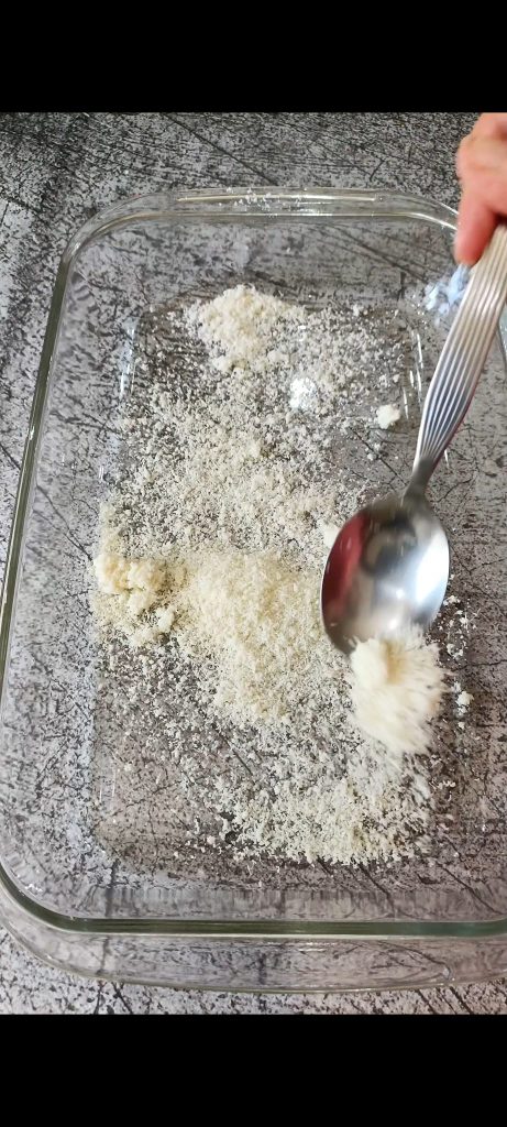 Wir geben den Parmesan auf den Boden einer Auflaufform