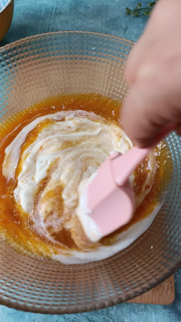 Wir fügen den Joghurt hinzu und mischen