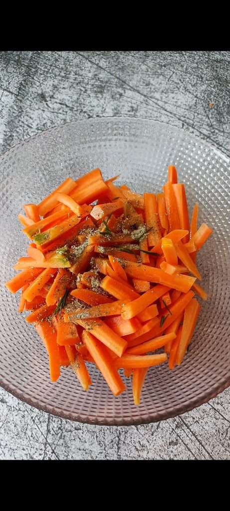 Wir würzen sie mit Öl, Kräutern und Knoblauch