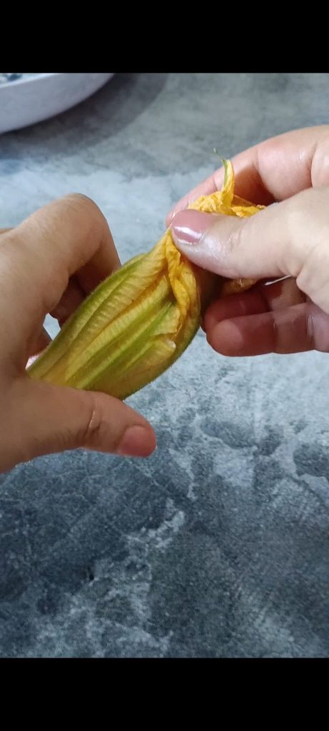 Schließen Sie jede Blüte, nachdem Sie sie gefüllt haben