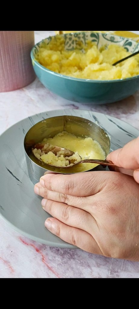 Wir bilden die erste Schicht Kartoffeln