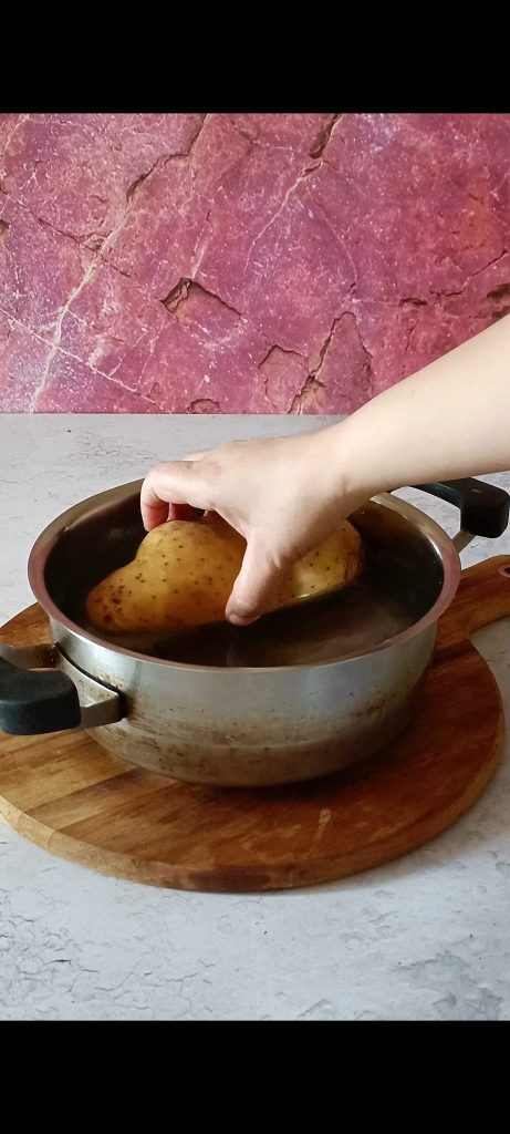 Wir kochen die Kartoffeln