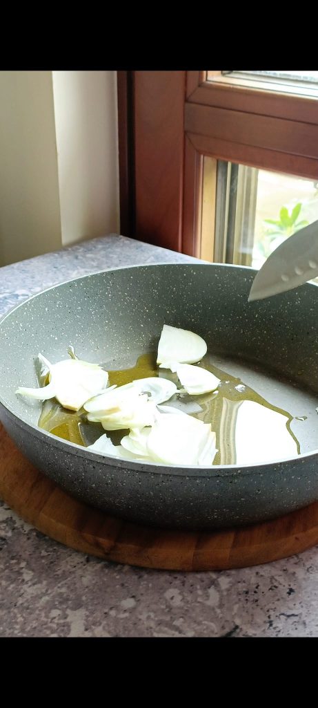 Wir geben Öl und Zwiebel in die Pfanne