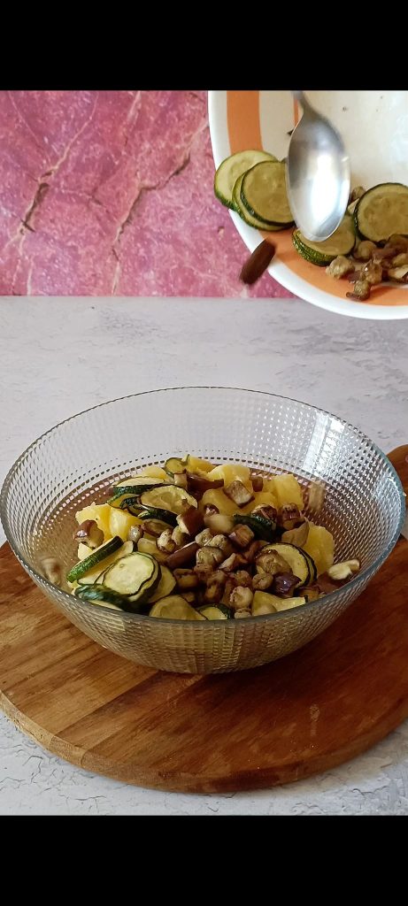 Wir fügen Zucchini und Auberginen zu den Kartoffeln in der Salatschüssel hinzu