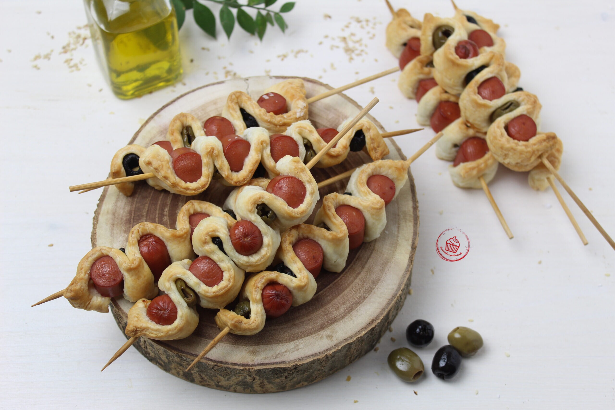 Blätterteigspieße mit Würstchen und Oliven