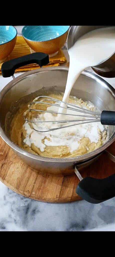 Wir gießen die Milch ein
