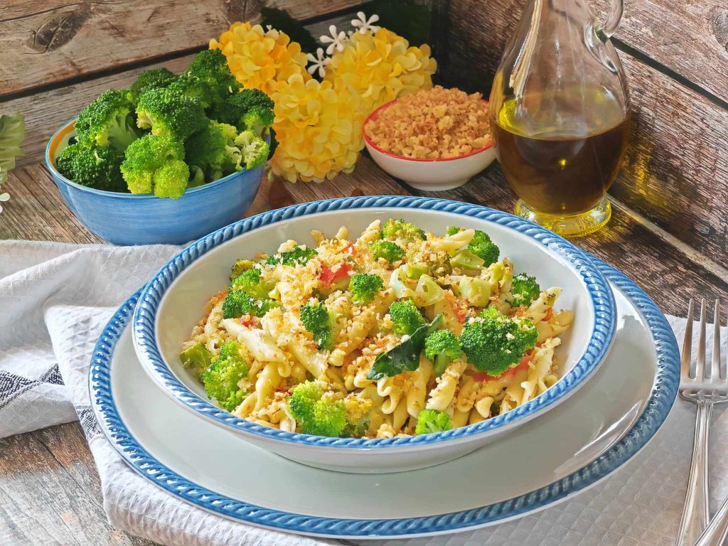 Strozzapreti mit Brokkoli und Brotkrumen