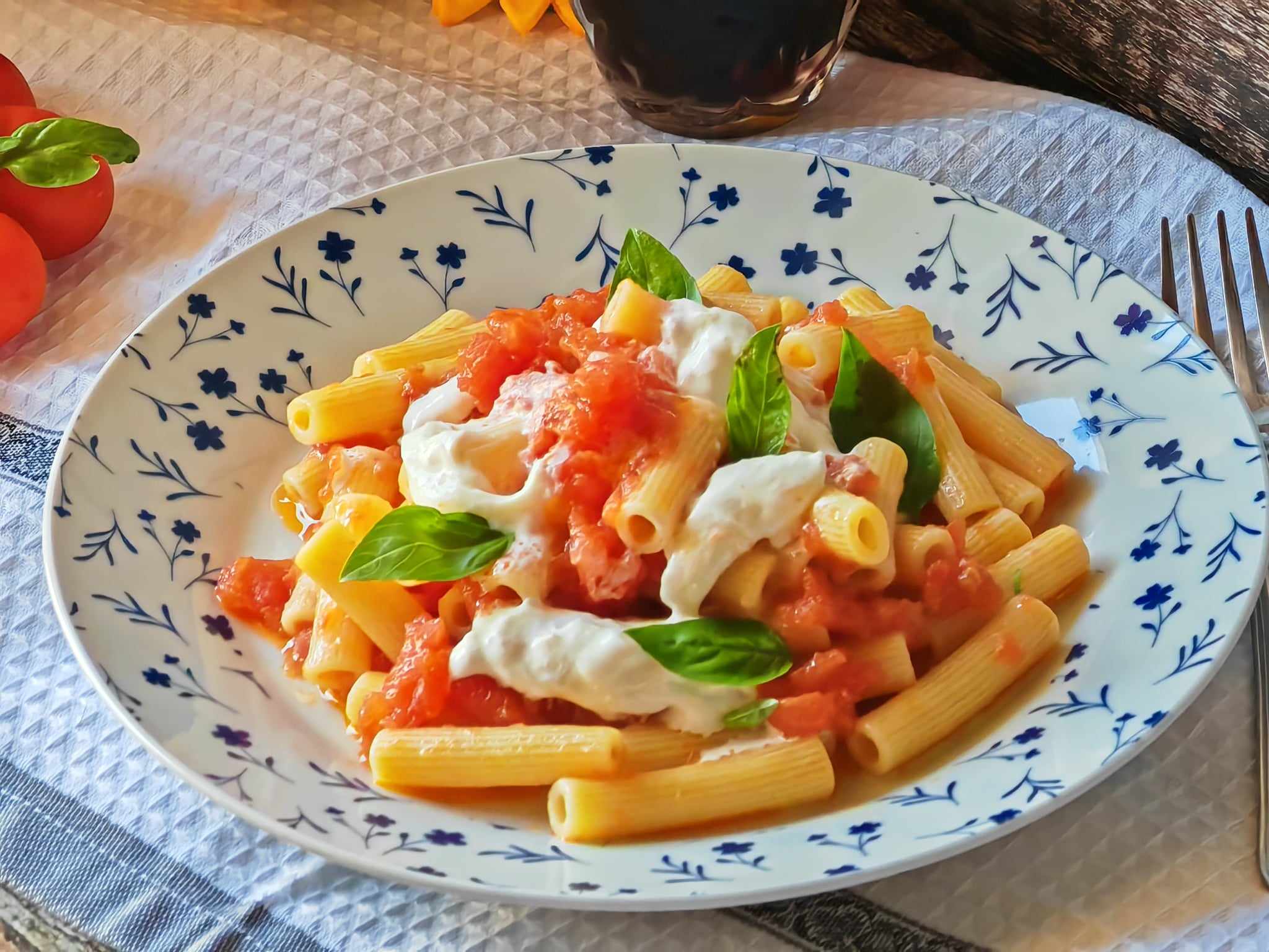 Pasta mit Kirschtomaten und Stracciatella