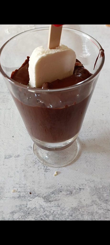 Wir tauchen die Popsicles in die Schokolade