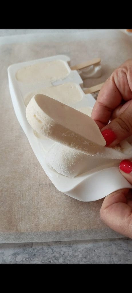 Wir nehmen die Eiscreme aus den Formen