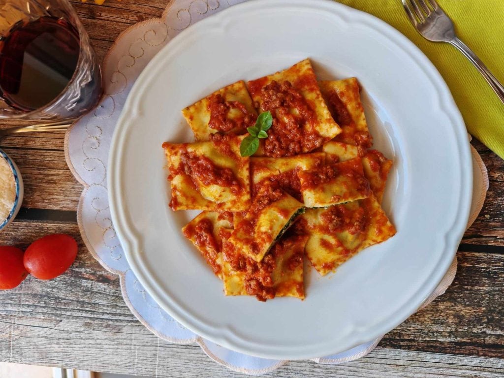 Spinat-Ricotta-Ravioli mit Ragù