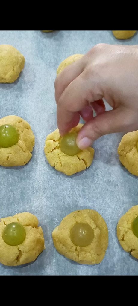 Fügen Sie auf jede Kugel eine Traube hinzu
