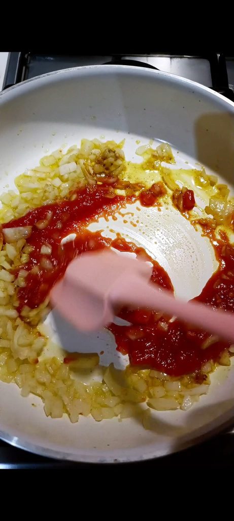 Wir fügen die Tomatensauce hinzu
