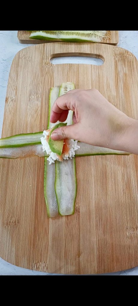 Wir fügen Lachs und Avocado hinzu