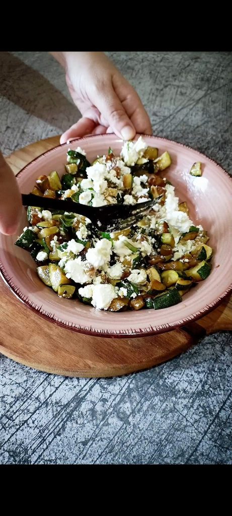 Wir mischen Feta und Zucchini