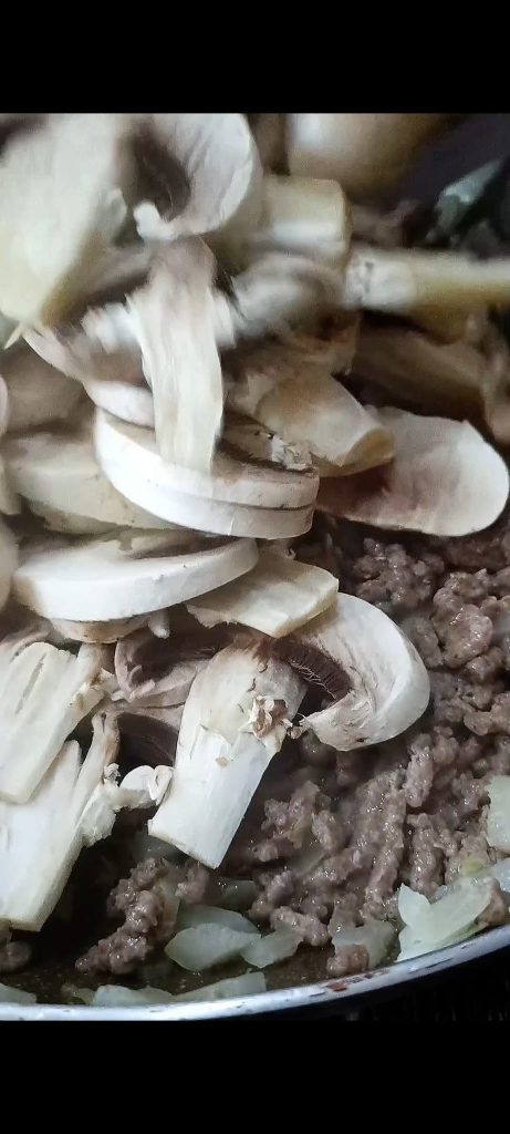 Wir fügen die Pilze hinzu