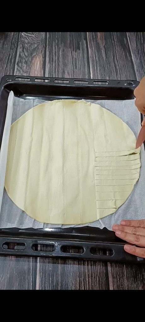 Wir schneiden die Außenkanten des Blätterteigs in Streifen