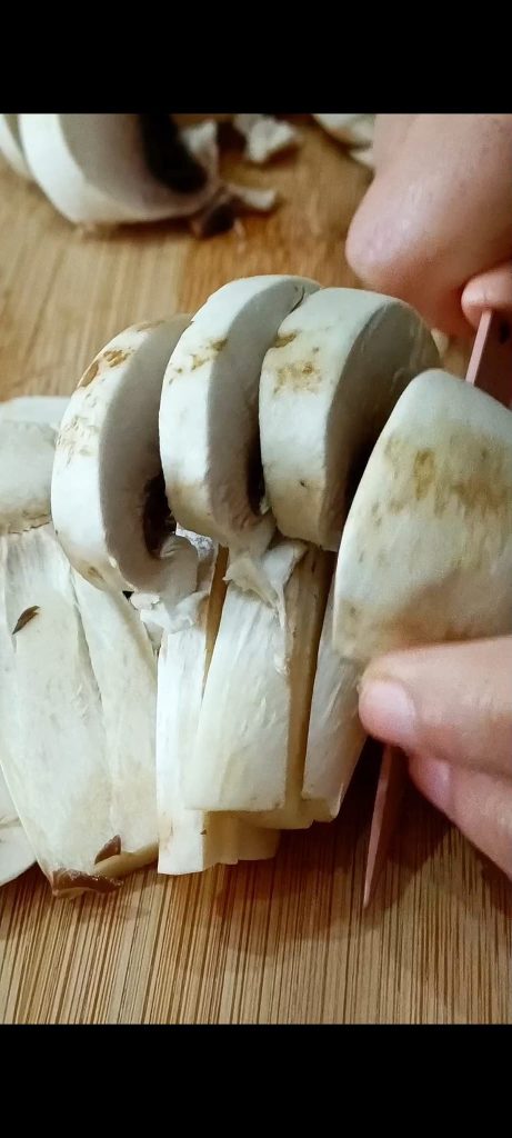 Wir schneiden die Pilze in Scheiben