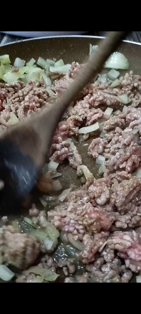 Wir fügen das Hackfleisch hinzu