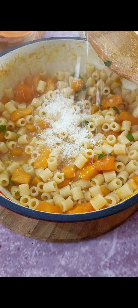Wir fügen gehackte Petersilie und geriebenen Parmesan hinzu
