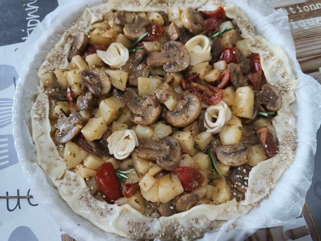 Herzhafter Kuchen mit Kartoffeln und Pilzen