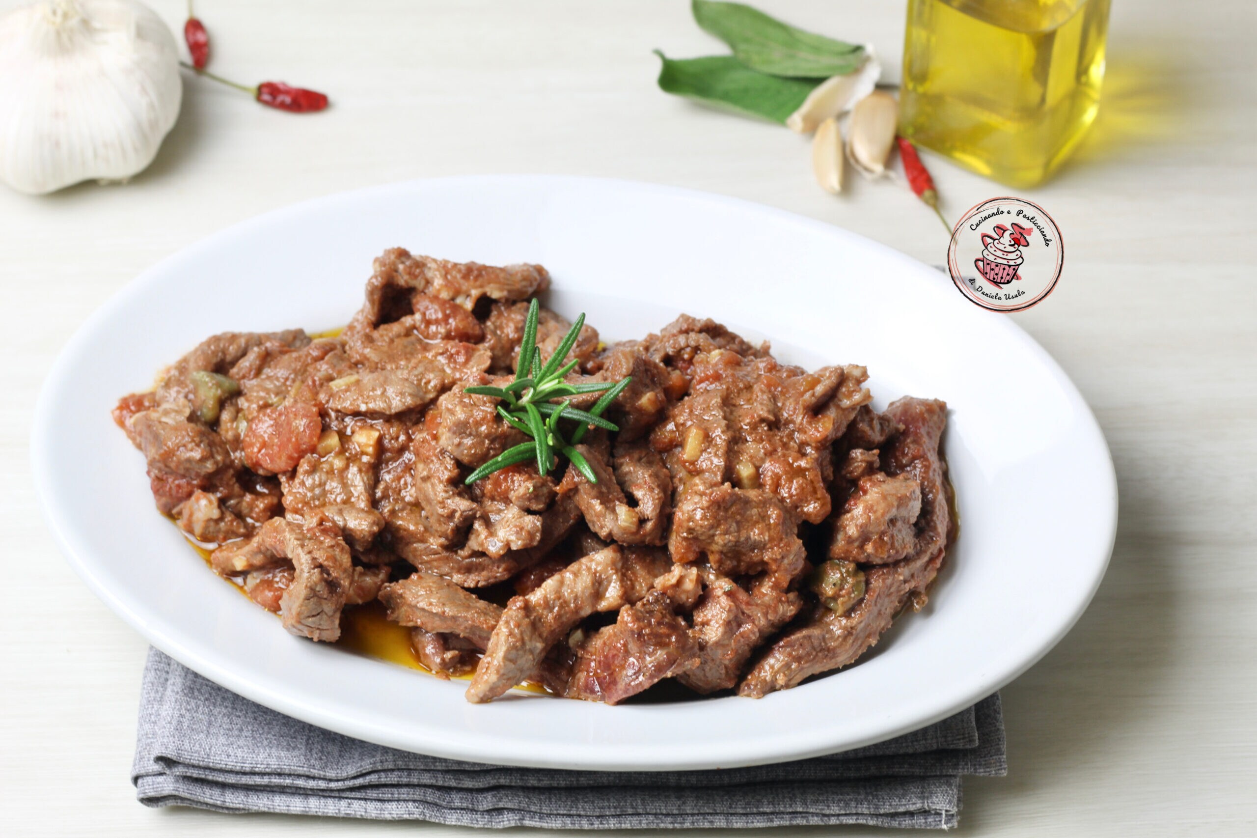 Rindfleischstreifen mit Tomaten und Aromen