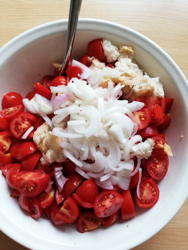 Zutaten für die Panzanella mischen
