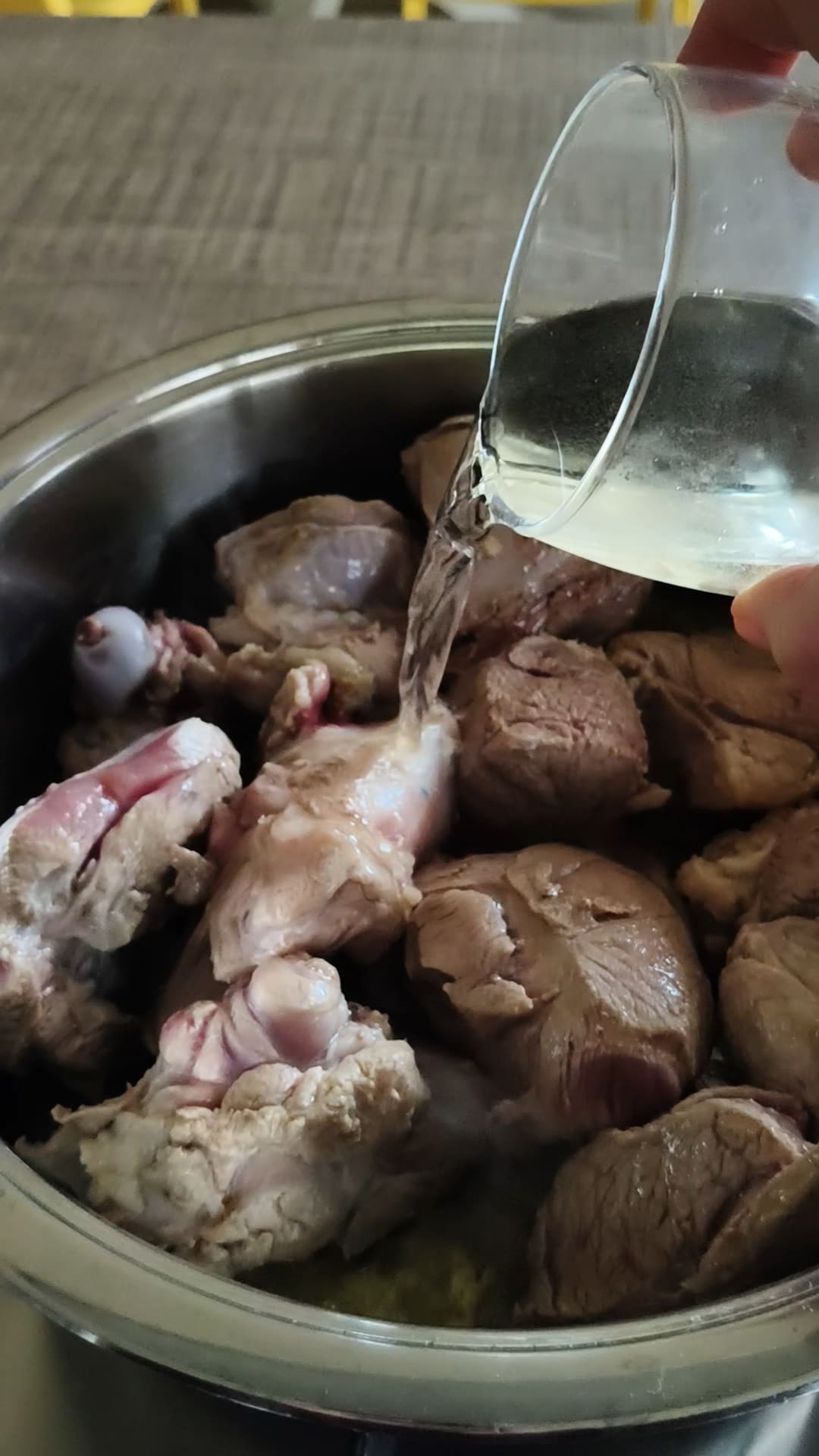 Zutaten für die Panzanella mischen
