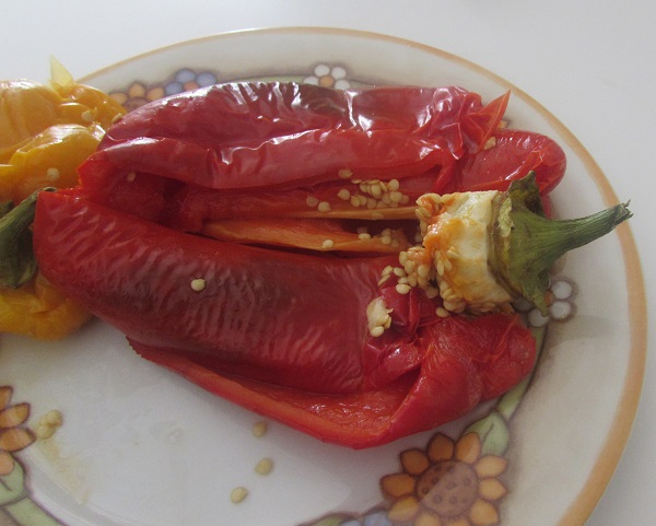 den Stiel und die Samen der Paprika im Mikrowellenofen entfernen