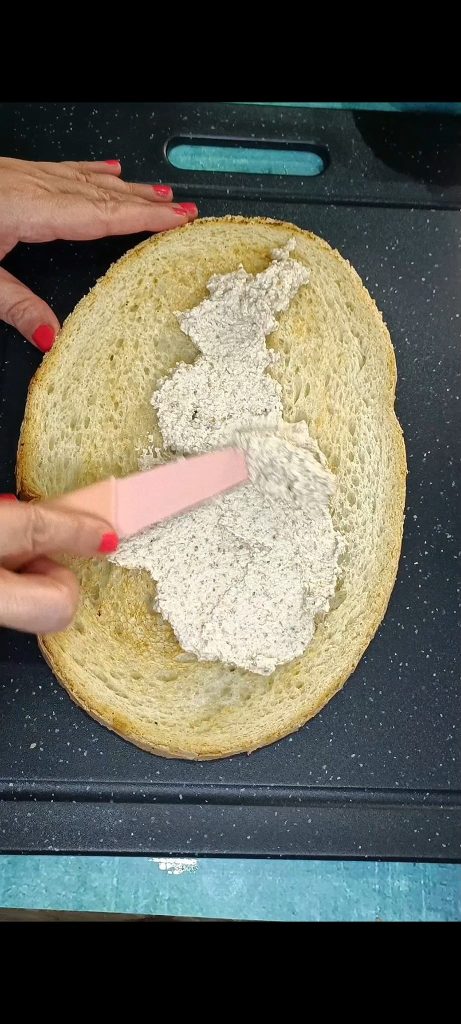 Wir bestreichen jede Brotscheibe mit der Walnusssoße