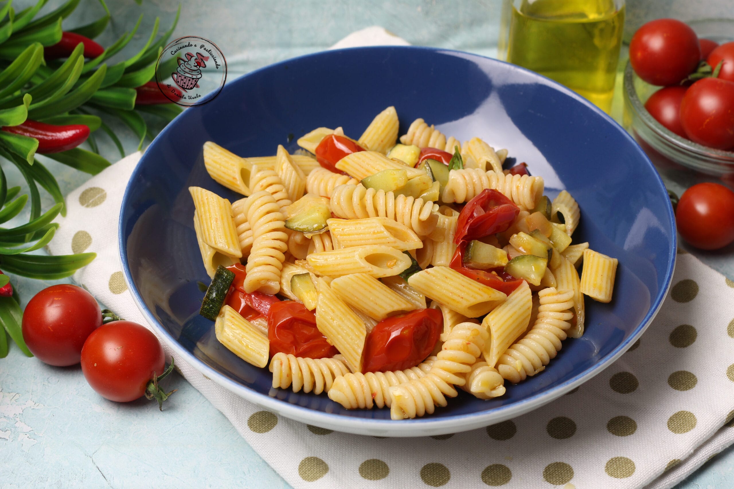 Verschiedene Nudeln mit Zucchini und Kirschtomaten