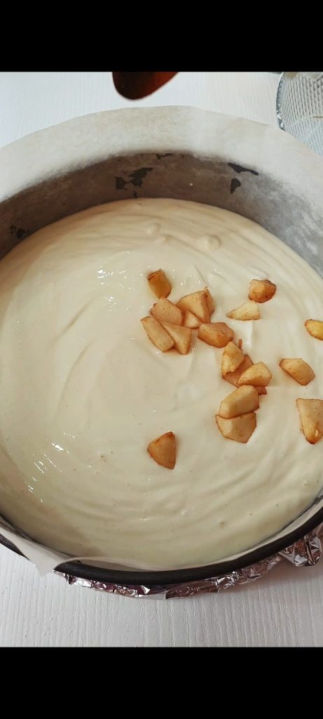 Verteilen Sie die Äpfel auf der Oberfläche