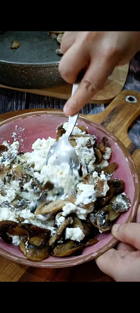 Wir mischen Ricotta und Pilze