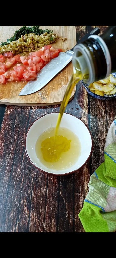 Öl und Zitronensaft mischen