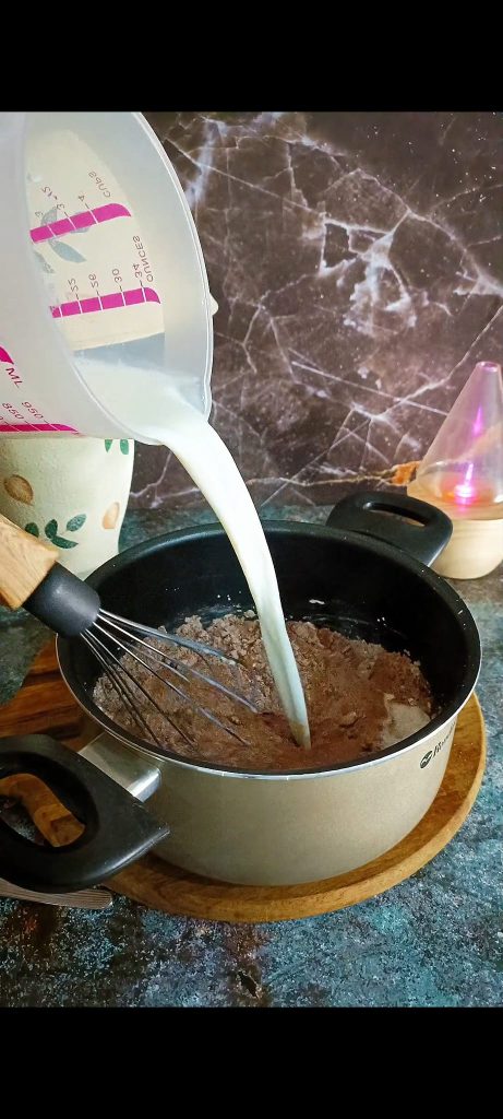 Wir fügen die Milch hinzu
