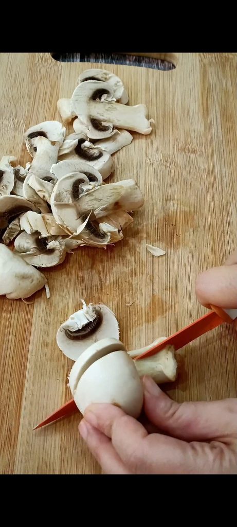 Wir schneiden die Pilze in Scheiben