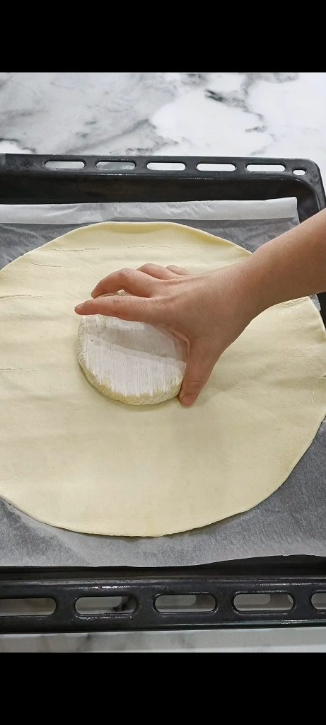 Wir platzieren den Brie auf den Blätterteig