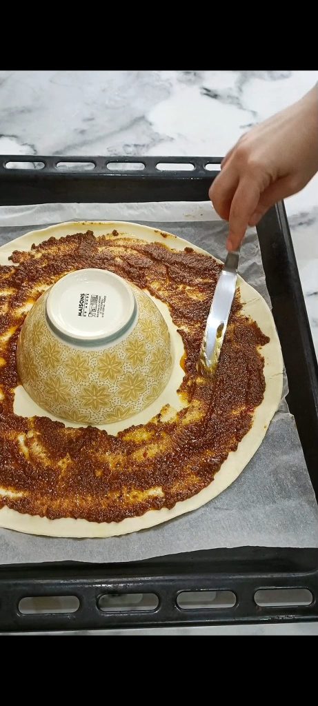 Wir streichen die Olivenpaste auf
