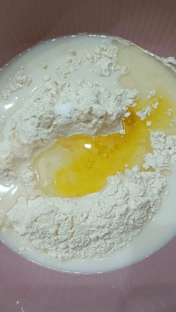 Teigzutaten in einer Schüssel