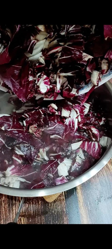 Wir blanchieren den Radicchio