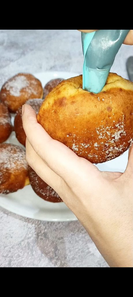 Wir füllen sie mit der Himbeerkonfitüre