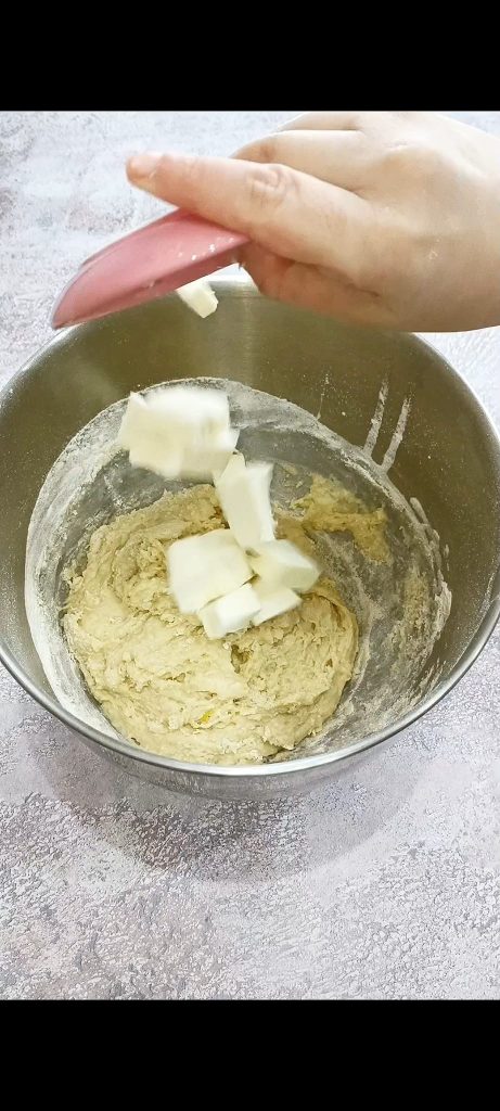 Wir fügen die weiche Butter hinzu