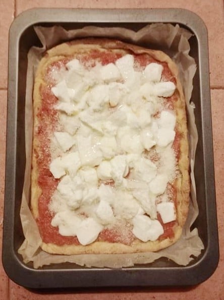 Pizza mit vier Käsesorten und Tomaten