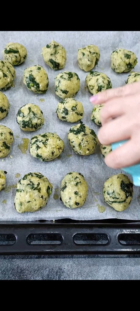Wir legen sie auf das Backblech mit Öl