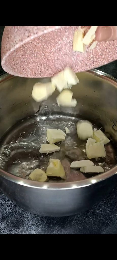Wir geben Wasser, Butter und Salz in den Topf